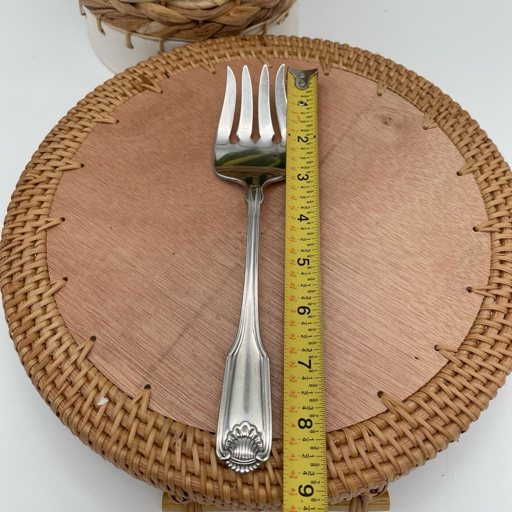 Oneida Shell Pattern Serving Fork—pre owned - Picture 11 of 11